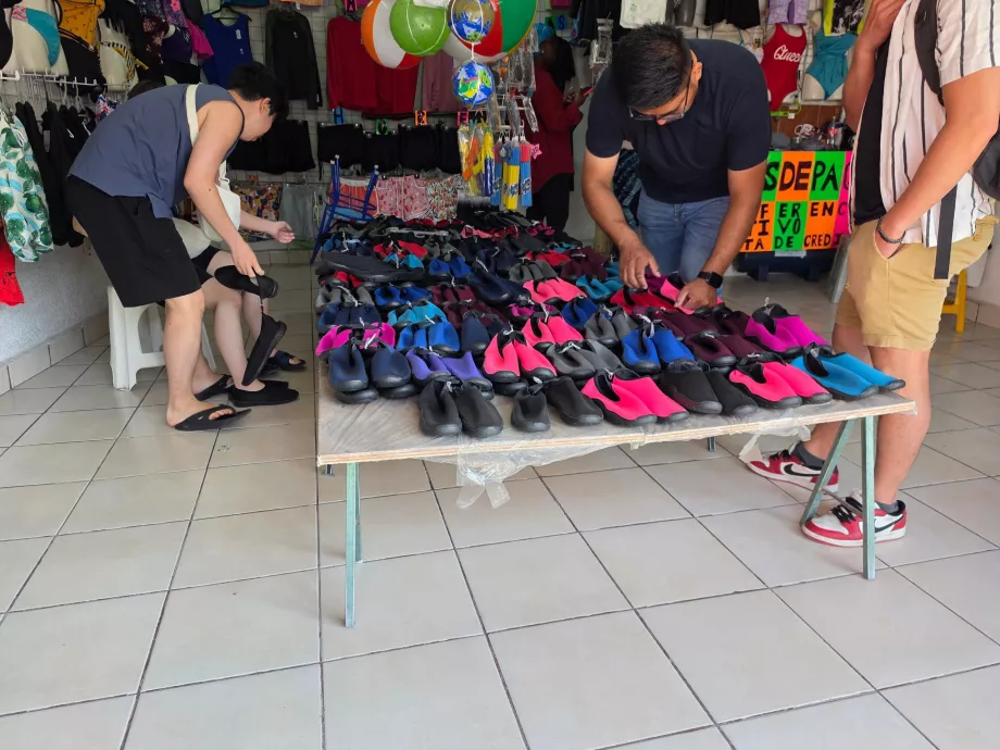Aquí compramos zapatos de agua