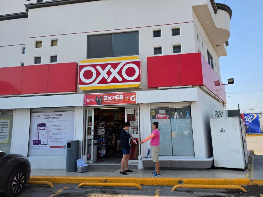 Enfrente está el minimercado Oxxo