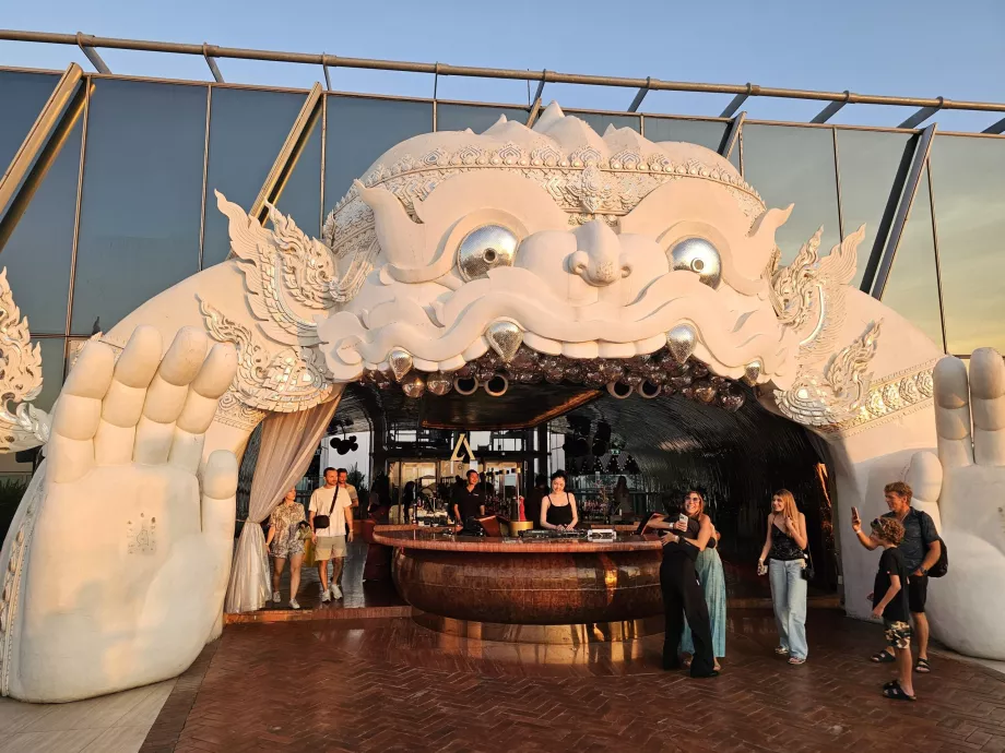 Akara Sky Hanuman: la emblemática entrada a la terraza