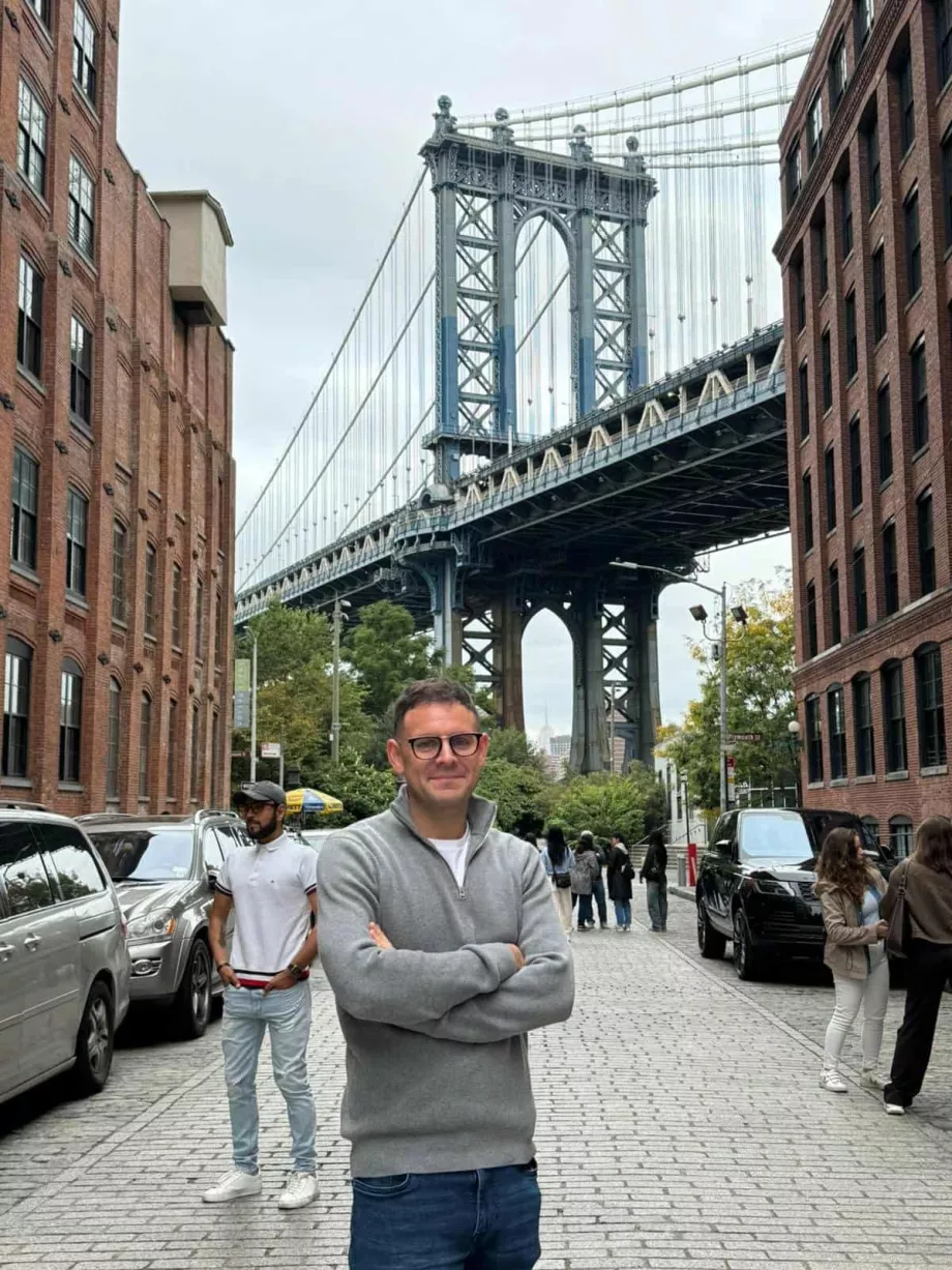 Yo en Washington Street, en el barrio de DUMBO