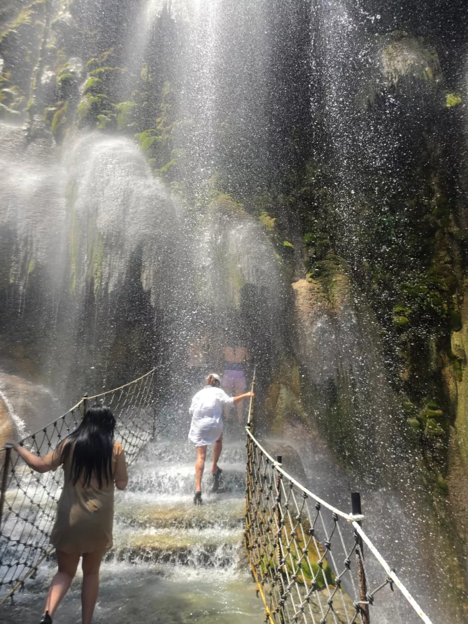 Entrada a una pequeña cueva/túnel