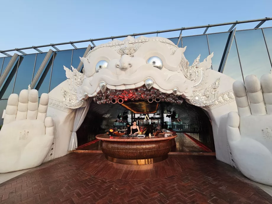 Akara Sky Hanuman: la emblemática entrada a la terraza