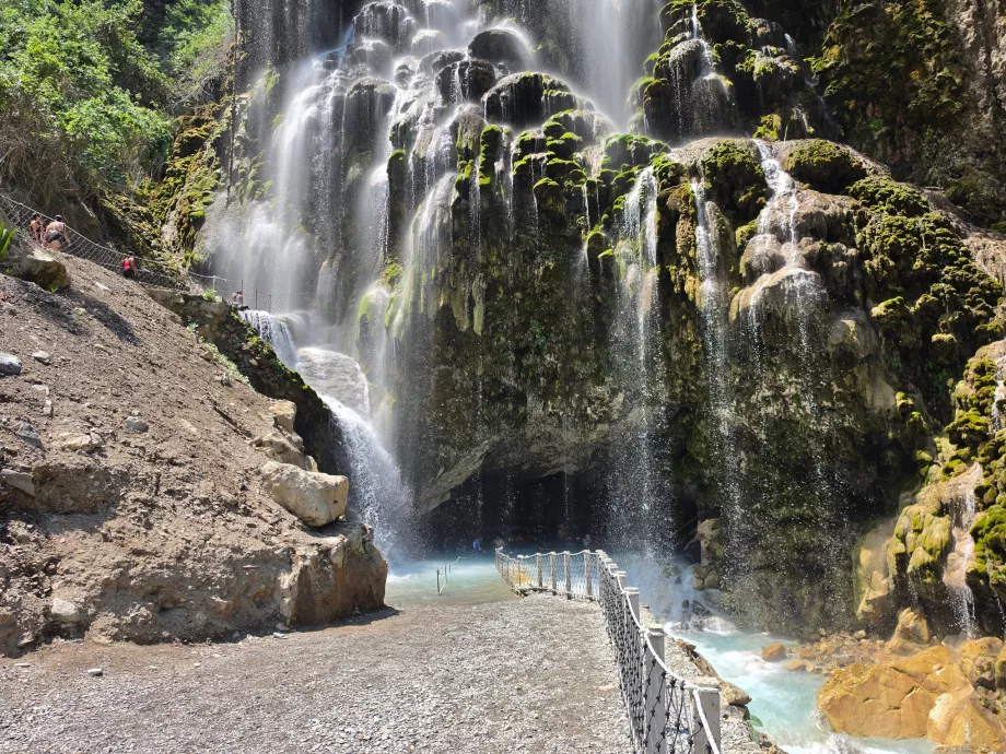 Cascada y entrada a una gran cueva abierta