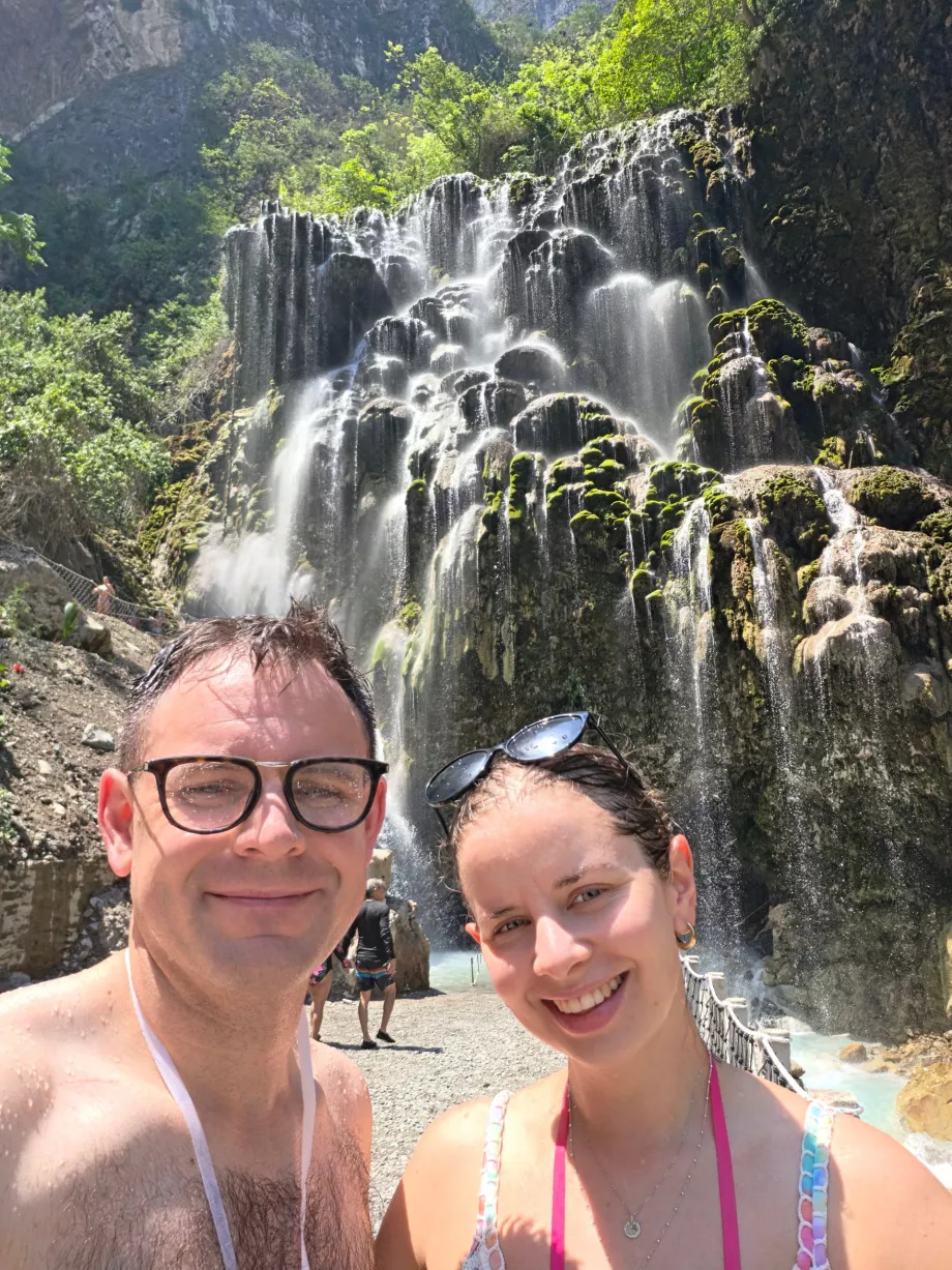 Nosotros frente a la cascada de Tolantongo