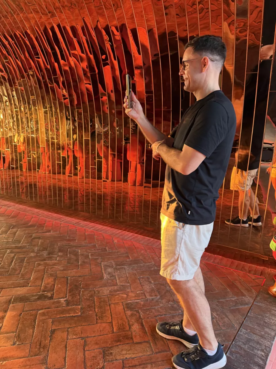 Yo en el bar de la azotea del Akara Sky Hanuman