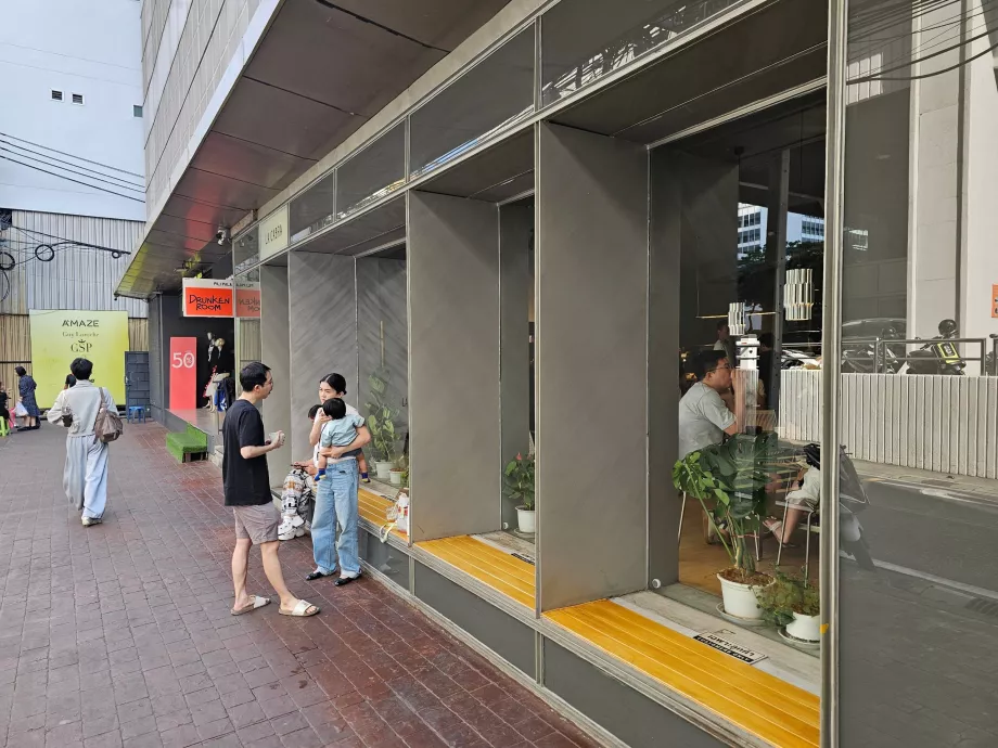 La Cabra, asientos al aire libre