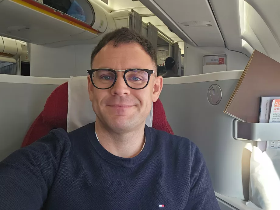 Yo en clase preferente en Hainan Airlines