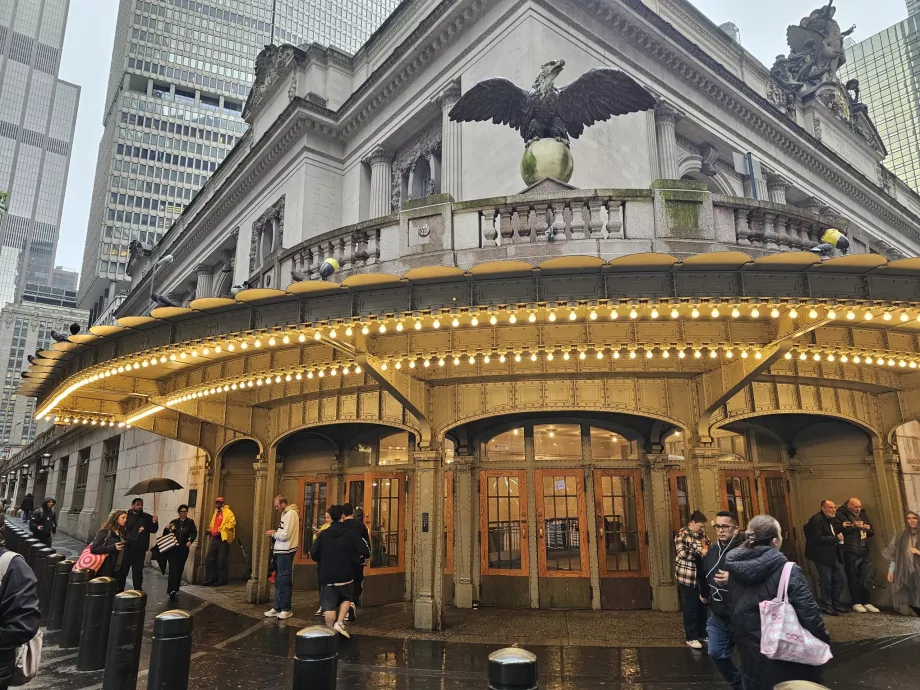 Estatua del águila sobre la entrada