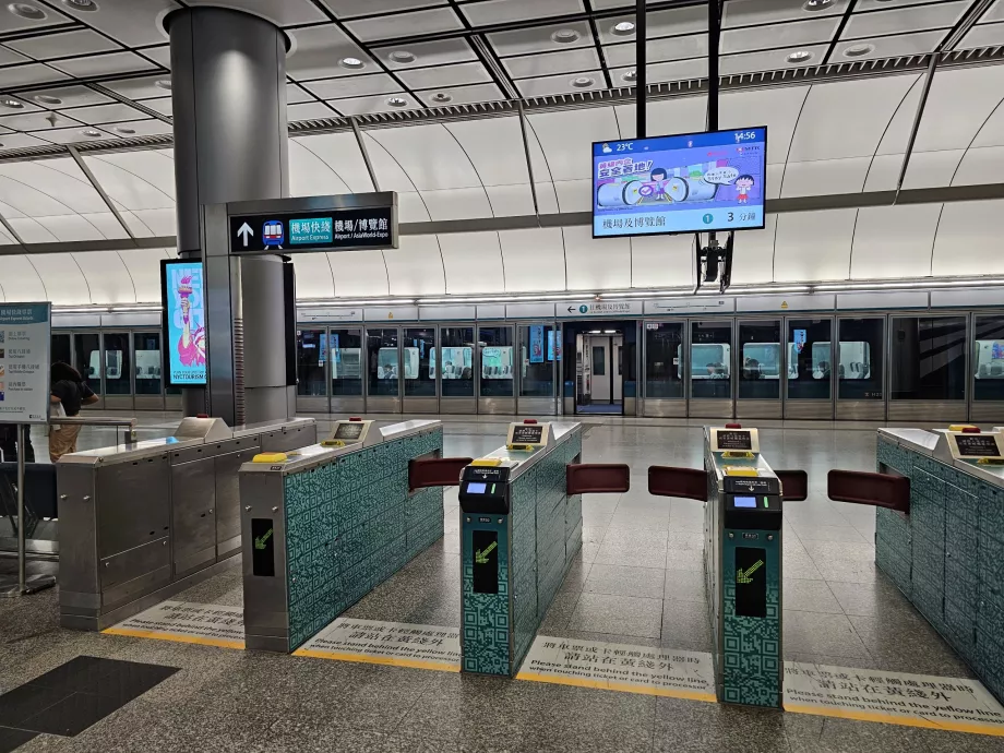 Torniquetes a la entrada de la estación de metro