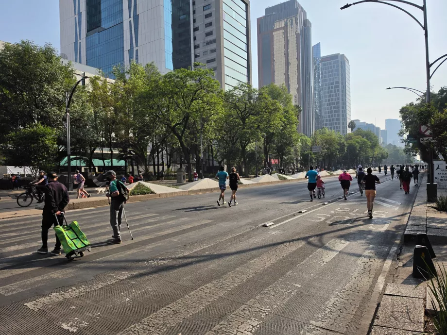 Una carrera dominical por la mañana por la avenida Reforma