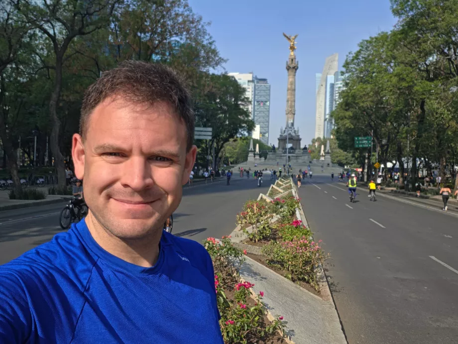 Yo durante mi carrera dominical por la mañana por la calle Reforma