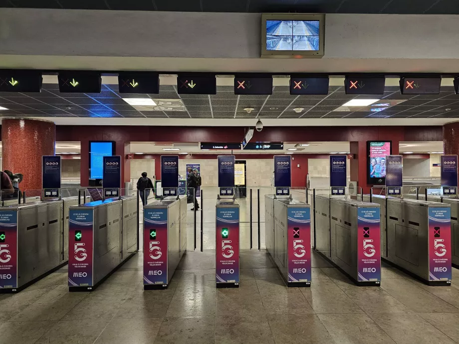 Torniquetes para entrar en la estación de metro