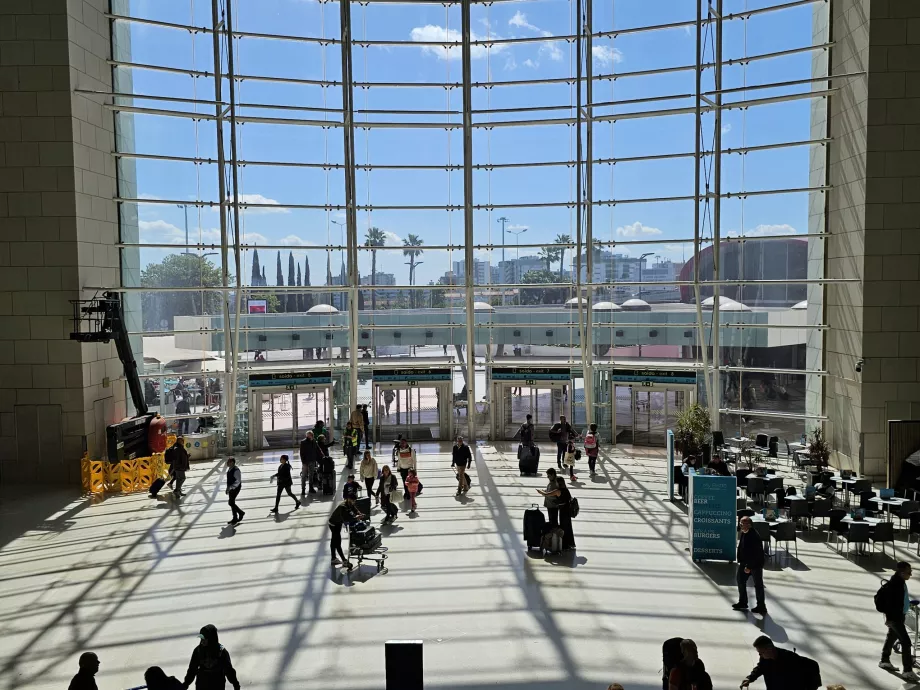 Salida de la Terminal 1 hacia el metro y los autobuses