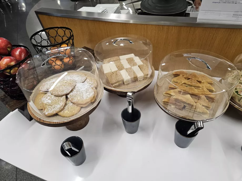 Bollos dulces y sándwiches salados