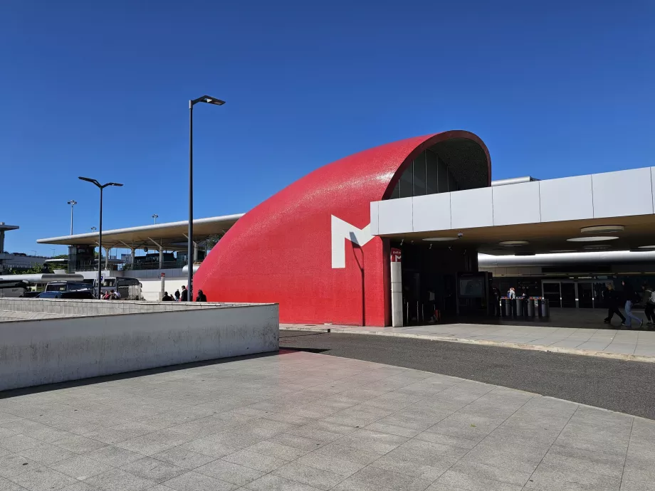 Estación de metro frente a la Terminal 1