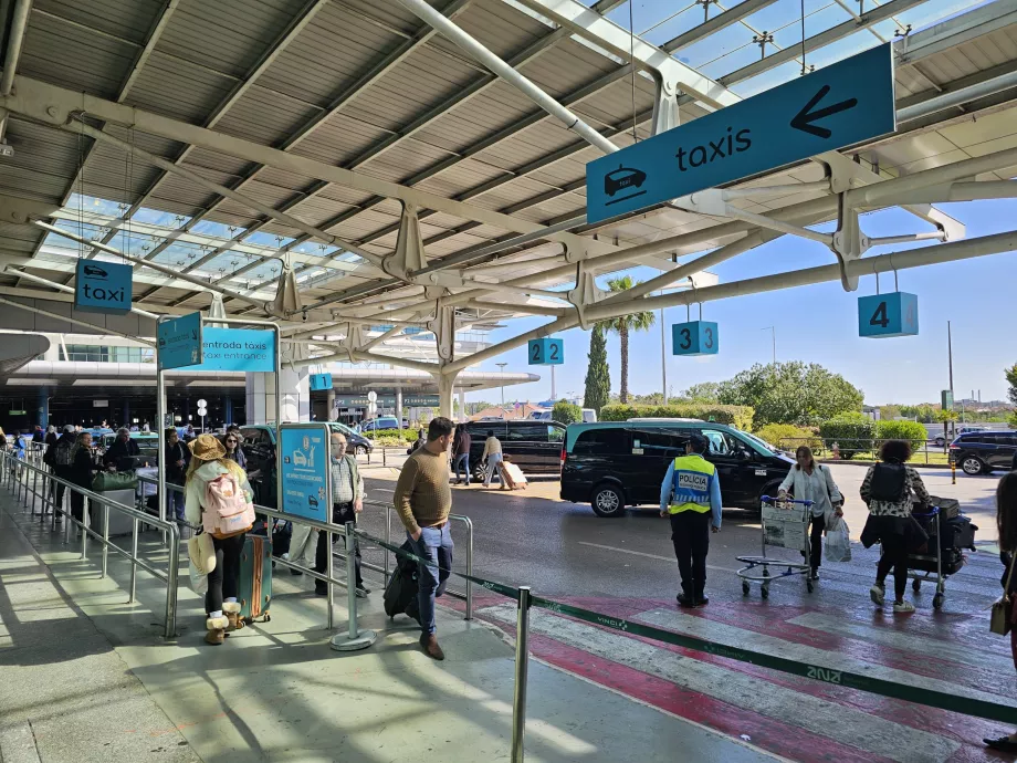 Parada de taxis frente a la Terminal 1