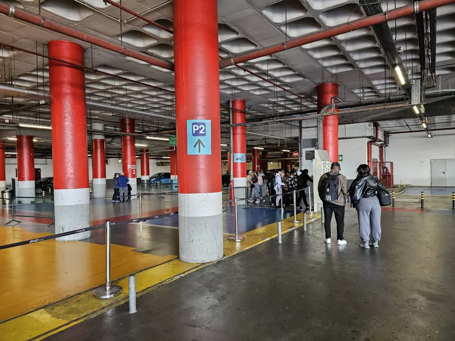 Aparcamiento P2 - Parada de taxis Uber y Bolt.