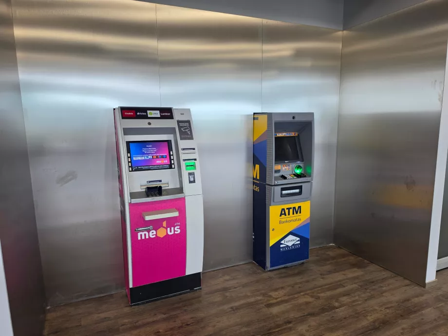 Cajero automático en la terminal de llegadas