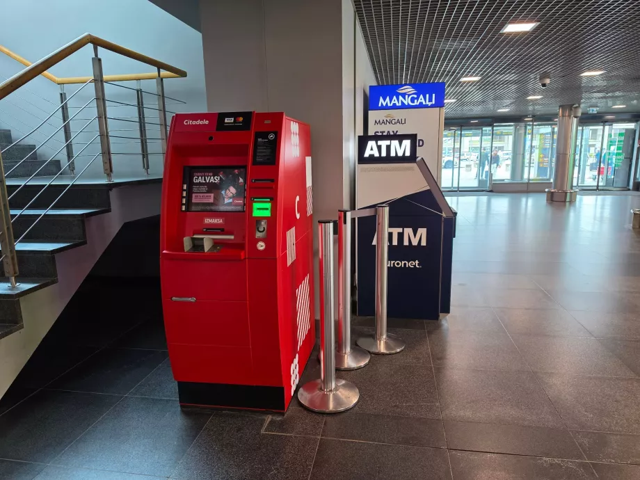 Cajeros automáticos en la terminal de llegadas