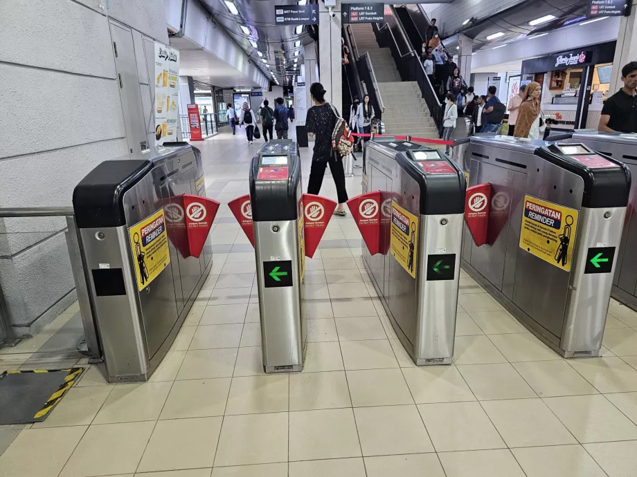 Torniquetes a la entrada del metro