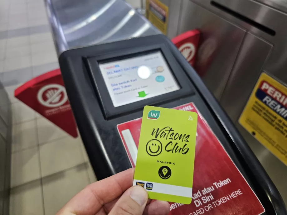 Utilizar la tarjeta Touch-n-Go para entrar en el metro