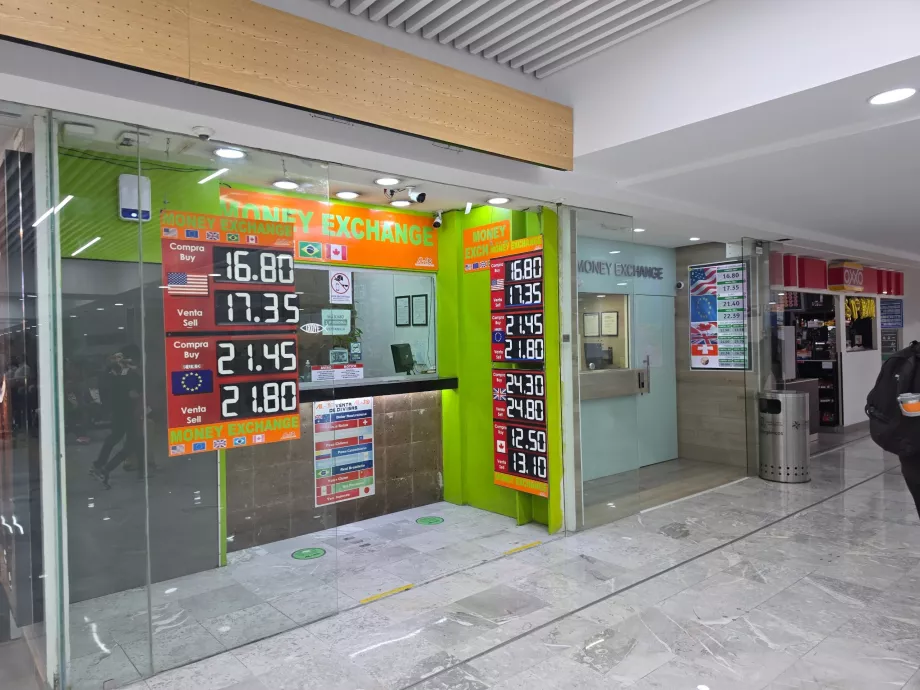 Oficinas de cambio de divisas en la terminal de llegadas