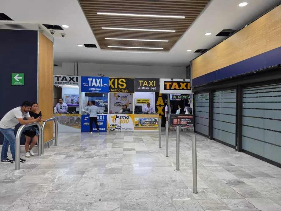 Mostradores de taxis en la terminal de llegadas