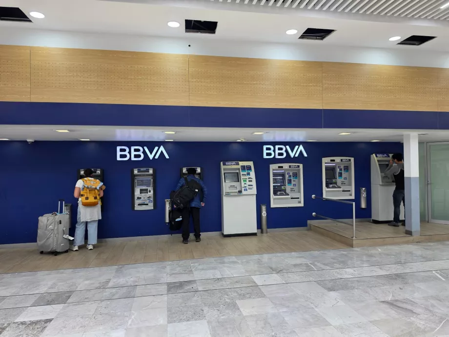 Cajeros automáticos en la terminal de llegadas