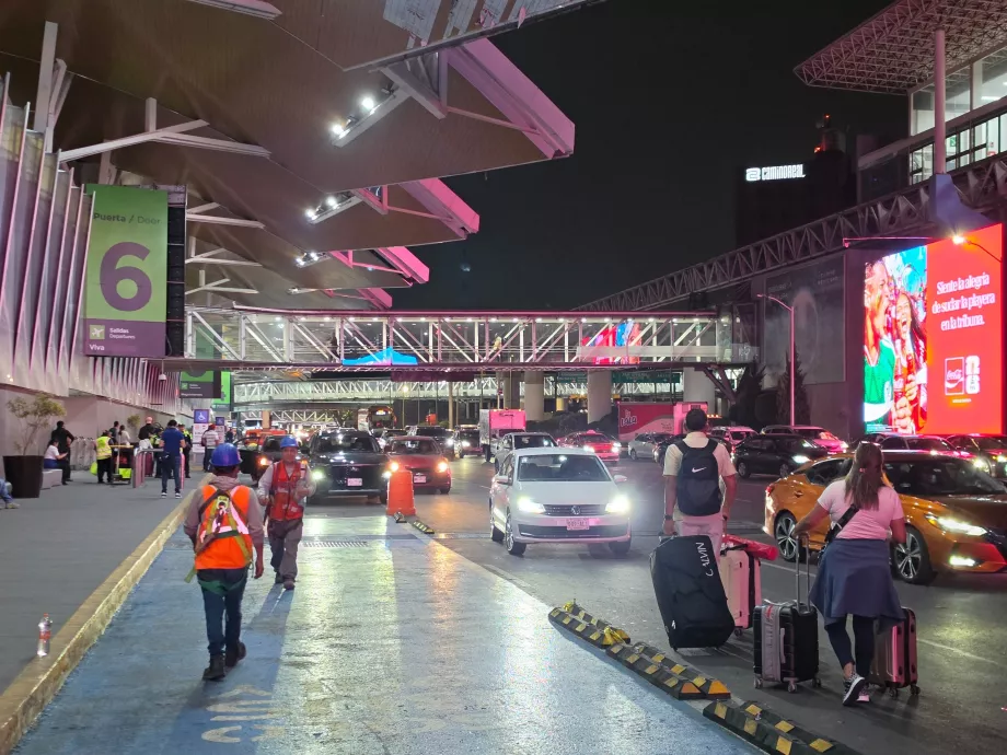 Punto de recogida de Uber frente a la Terminal 1