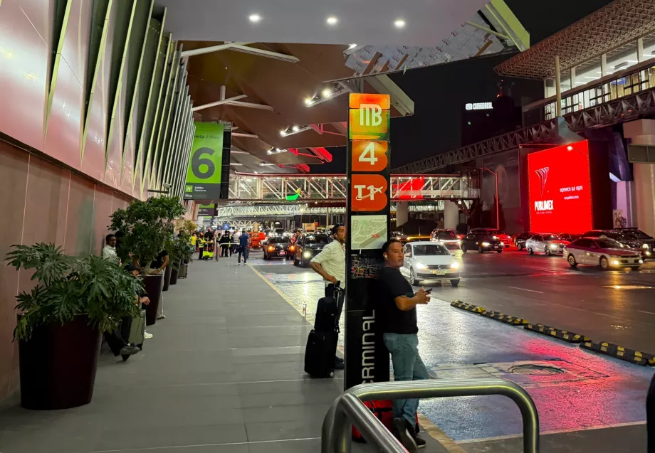 Parada de autobús urbano en dirección al centro de la ciudad
