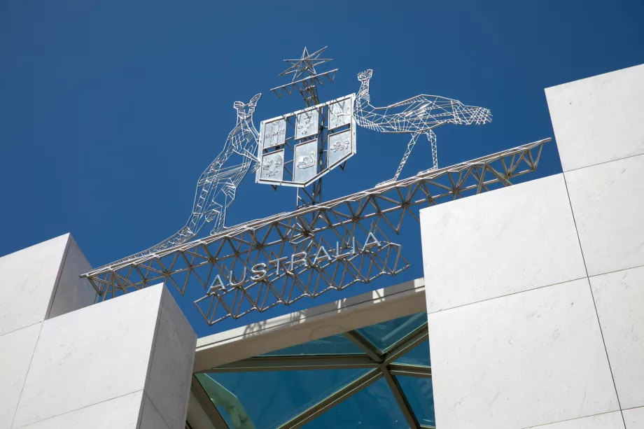 Escudo de Australia sobre la entrada del Parlamento