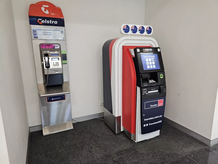 Cajero automático en el vestíbulo de llegadas