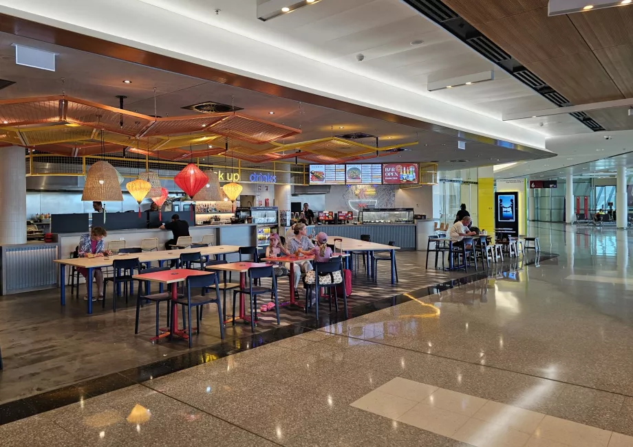 Restaurante en la sala de tránsito
