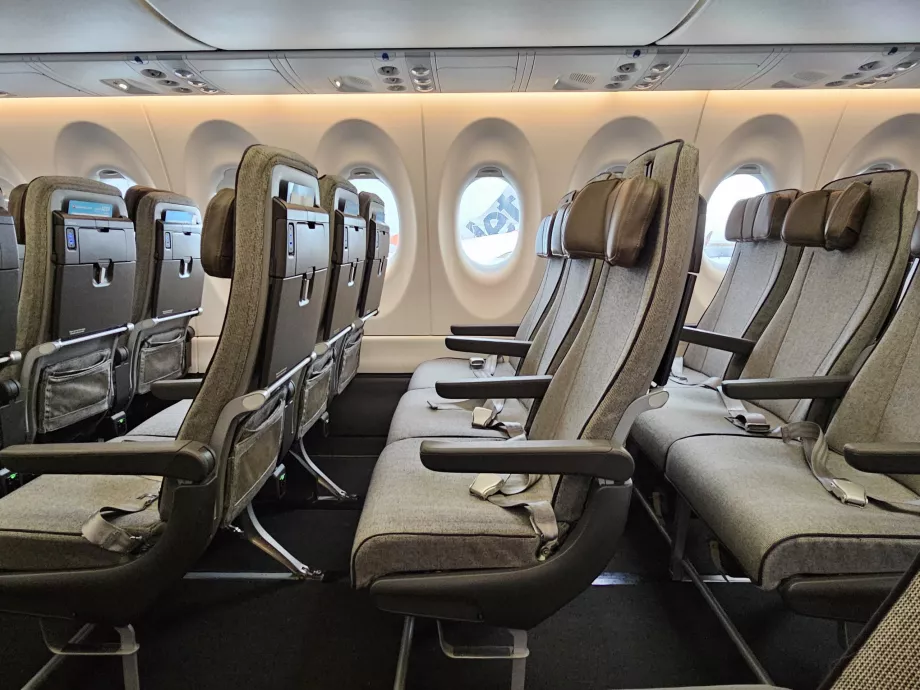 Asientos de clase turista, Airbus A220