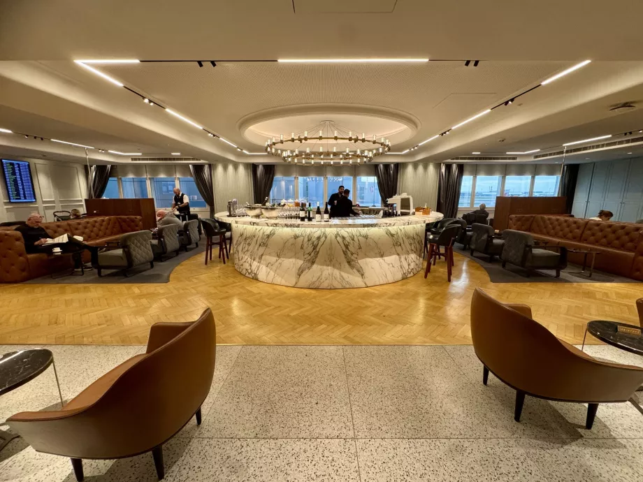 Salón con bar en la planta superior