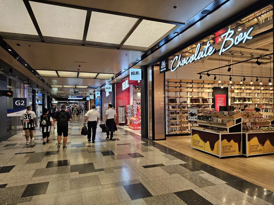 Tiendas de la zona de tránsito, Terminal 2