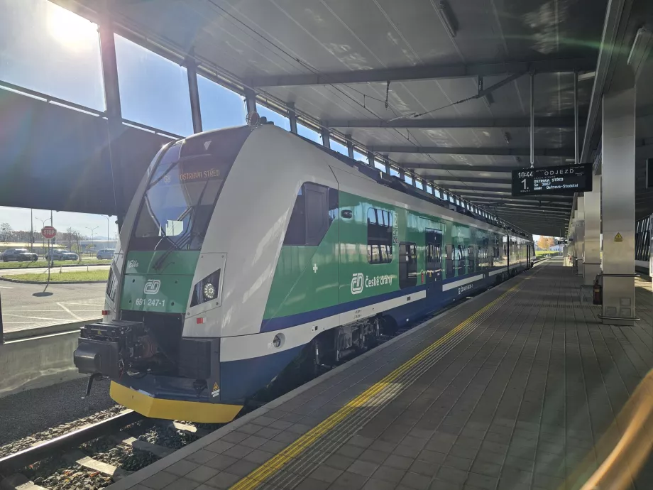 Tren a la estación del aeropuerto