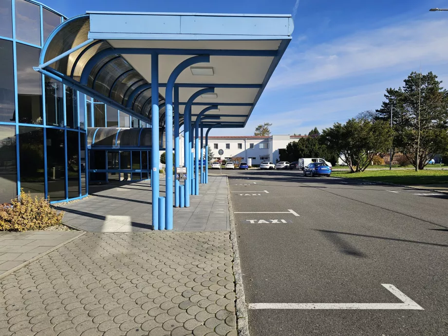 Parada de taxis frente a la sala de llegadas