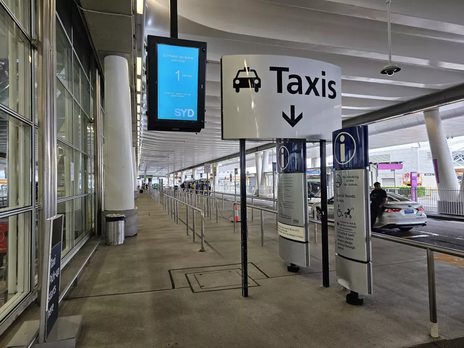 Parada de taxis frente a la Terminal 2