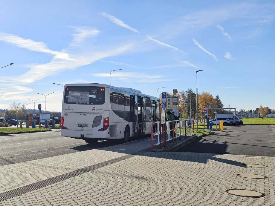 Parada de autobús en dirección a Nový Jičín, Kopřivnice y más.