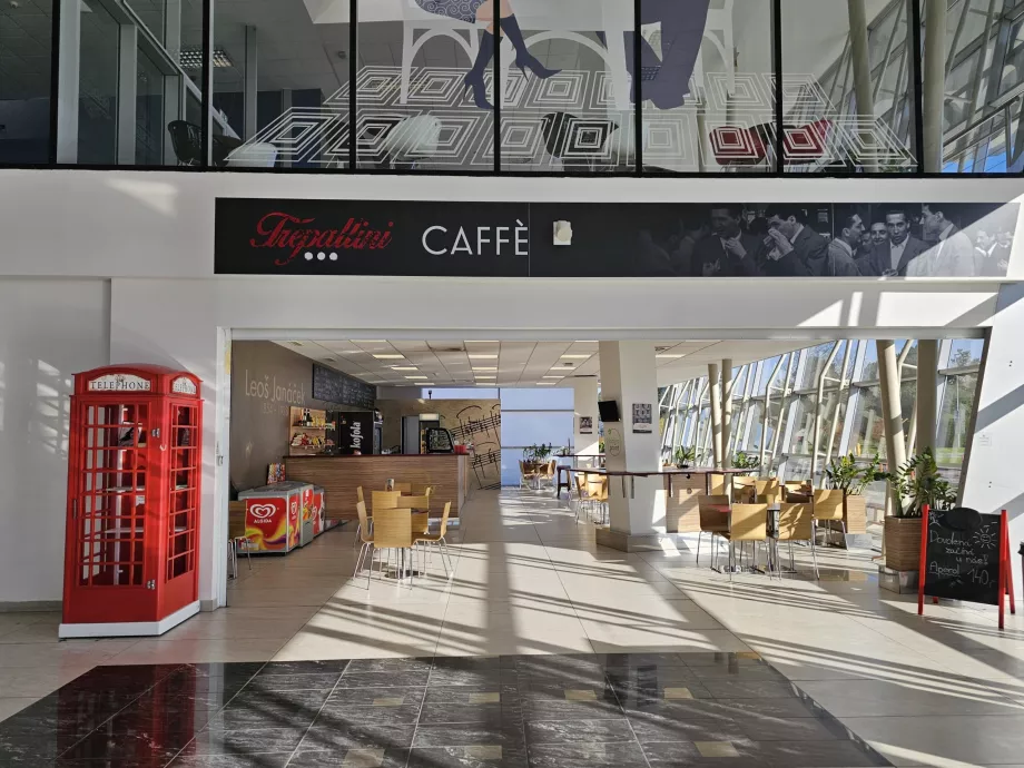 Cafetería en la zona pública