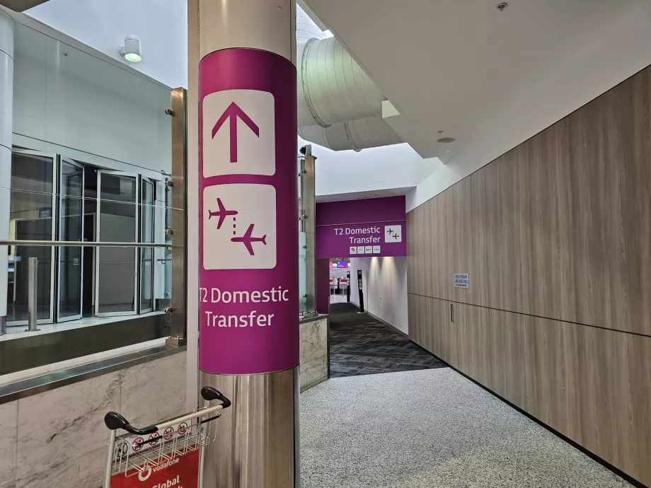 Señales en la Terminal 1 para transbordar a la Terminal 2
