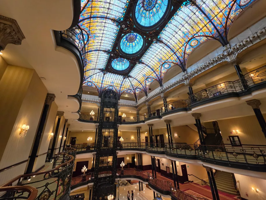 El vestíbulo principal del hotel