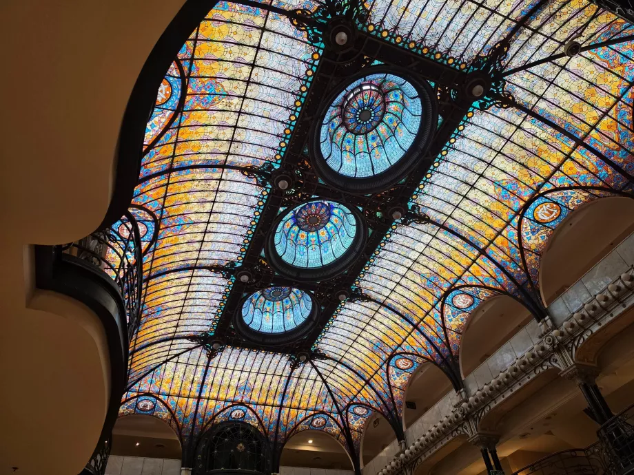 El techo del vestíbulo del hotel