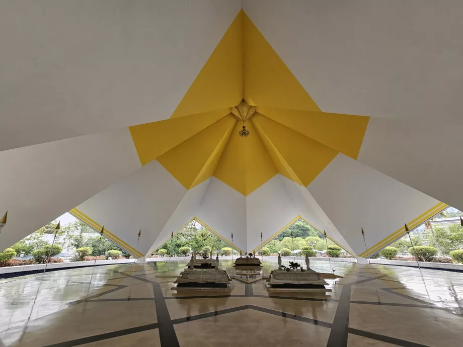 Mezquita Nacional, Tumba de Makam Pahlawan