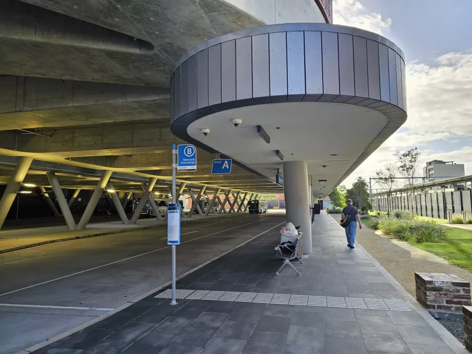 Parada de autobús en dirección al aeropuerto en el centro