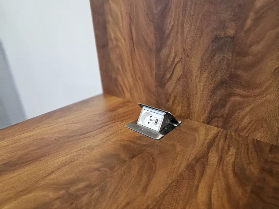 Tomas de corriente y conectores USB