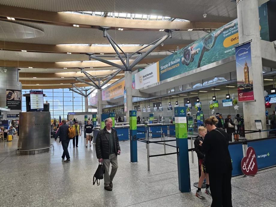 Mostradores de facturación en el vestíbulo de salidas