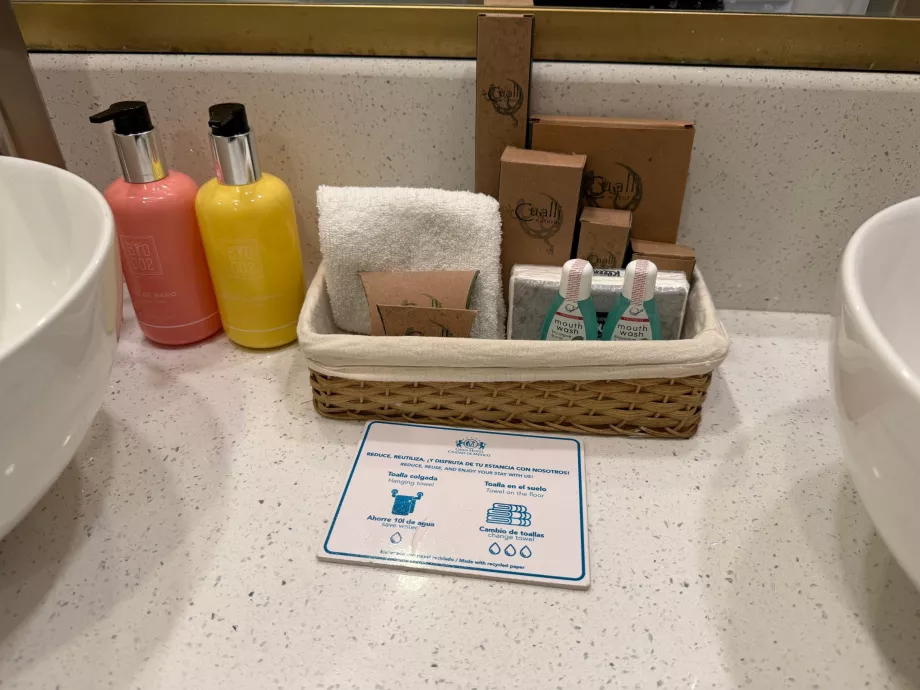 Kit de aseo en el cuarto de baño