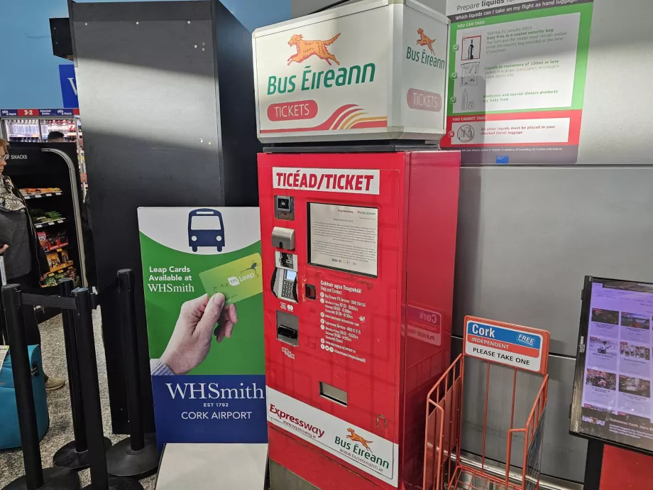 Máquina expendedora de billetes en el vestíbulo de llegadas